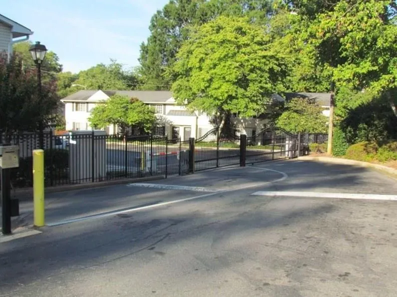 6940 Roswell Road Unit 2c, Atlanta, Georgia 30328, 1 Bedroom Bedrooms, ,1 BathroomBathrooms,Residential,Sold,6940 Roswell Road Unit 2c,5617817