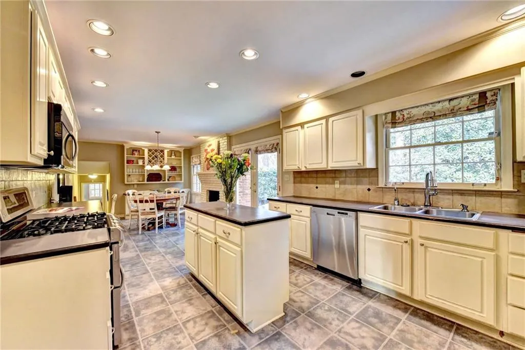 7275 Duncourtney Drive, Atlanta, Georgia 30328, 4 Bedrooms Bedrooms, ,3 BathroomsBathrooms,Residential,Sold,7275 Duncourtney Drive,5816099