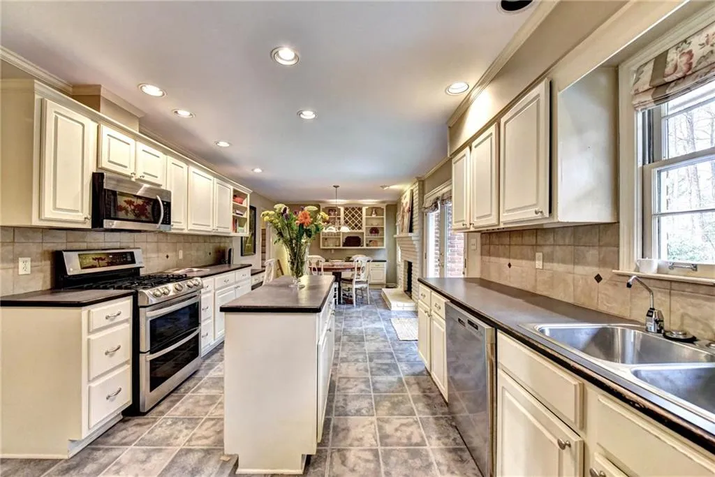 7275 Duncourtney Drive, Atlanta, Georgia 30328, 4 Bedrooms Bedrooms, ,3 BathroomsBathrooms,Residential,Sold,7275 Duncourtney Drive,5816099