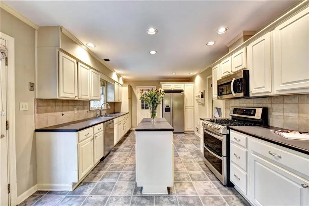 7275 Duncourtney Drive, Atlanta, Georgia 30328, 4 Bedrooms Bedrooms, ,3 BathroomsBathrooms,Residential,Sold,7275 Duncourtney Drive,5816099