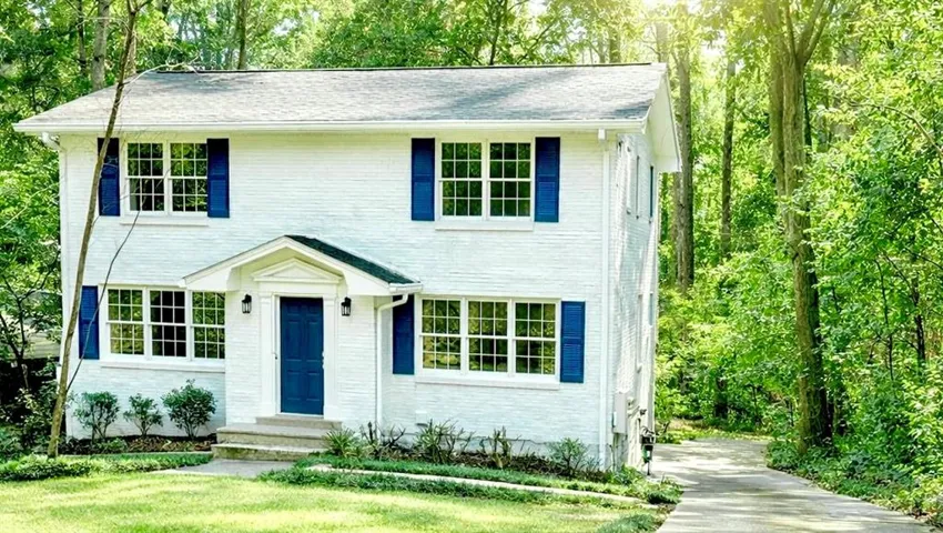 Colonial-style house featuring entry steps and a front lawn