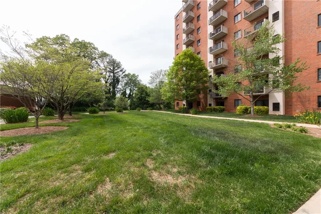 300 Johnson Ferry Road Ne Unit 1003, Atlanta, Georgia 30328, 1 Bedroom Bedrooms, ,1 BathroomBathrooms,Residential,Sold,300 Johnson Ferry Road Ne Unit 1003,5674640