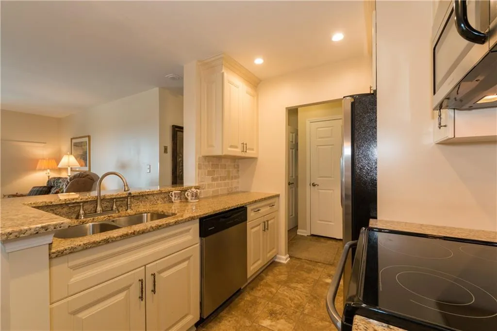 300 Johnson Ferry Road Ne Unit 1003, Atlanta, Georgia 30328, 1 Bedroom Bedrooms, ,1 BathroomBathrooms,Residential,Sold,300 Johnson Ferry Road Ne Unit 1003,5674640