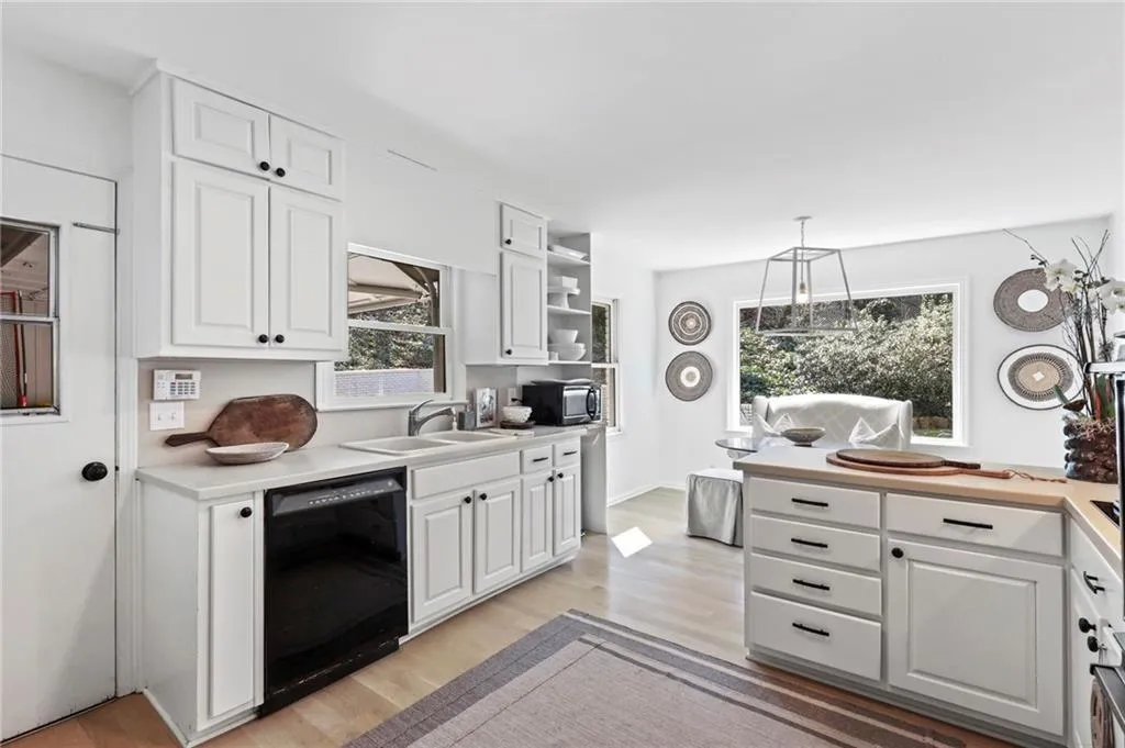 630 Edgewater Trail, Sandy Springs, Georgia 30328, 3 Bedrooms Bedrooms, ,2 BathroomsBathrooms,Residential,Sold,630 Edgewater Trail,6843564