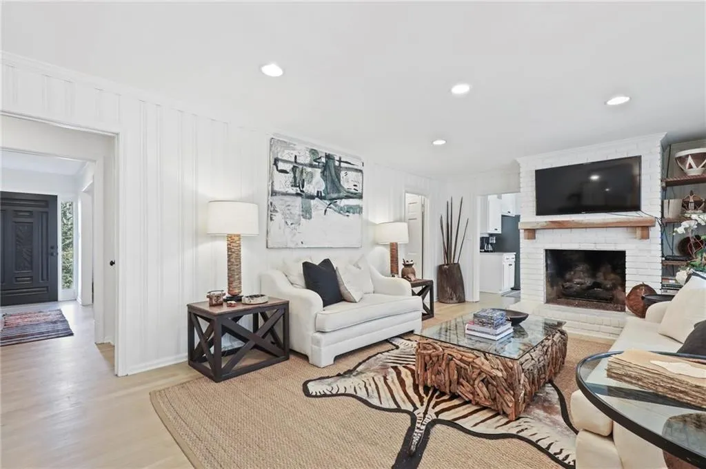 630 Edgewater Trail, Sandy Springs, Georgia 30328, 3 Bedrooms Bedrooms, ,2 BathroomsBathrooms,Residential,Sold,630 Edgewater Trail,6843564