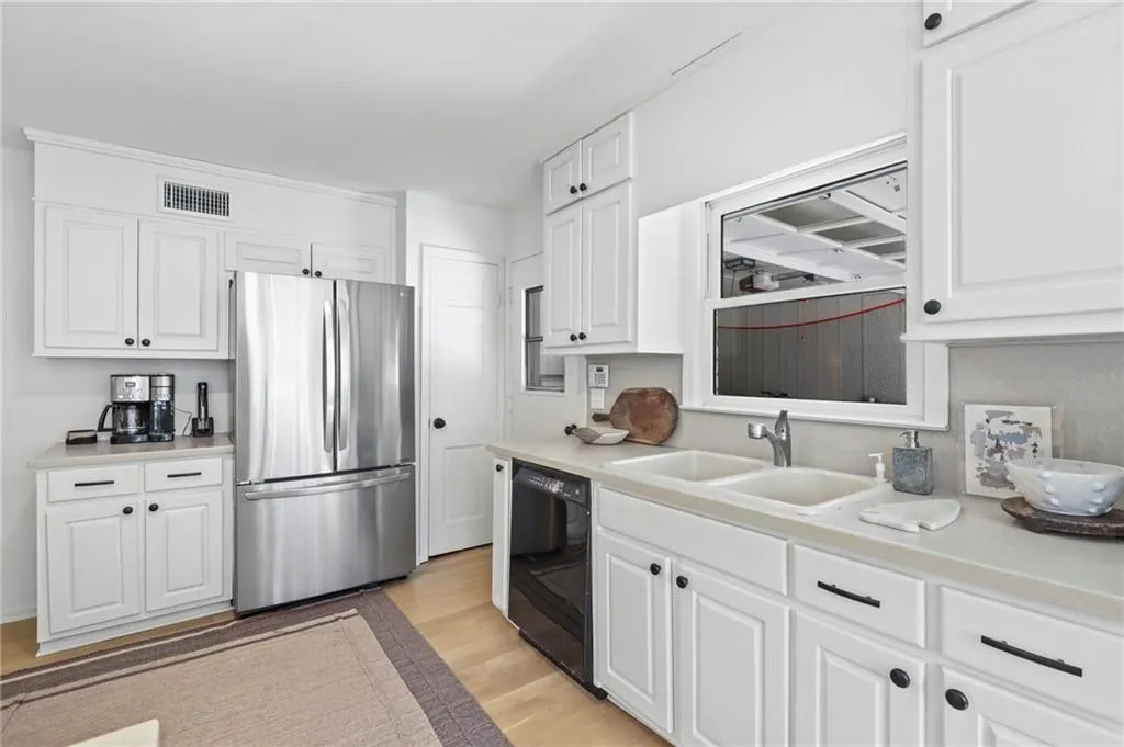 630 Edgewater Trail, Sandy Springs, Georgia 30328, 3 Bedrooms Bedrooms, ,2 BathroomsBathrooms,Residential,Sold,630 Edgewater Trail,6843564