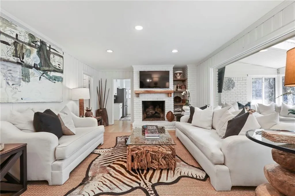 630 Edgewater Trail, Sandy Springs, Georgia 30328, 3 Bedrooms Bedrooms, ,2 BathroomsBathrooms,Residential,Sold,630 Edgewater Trail,6843564