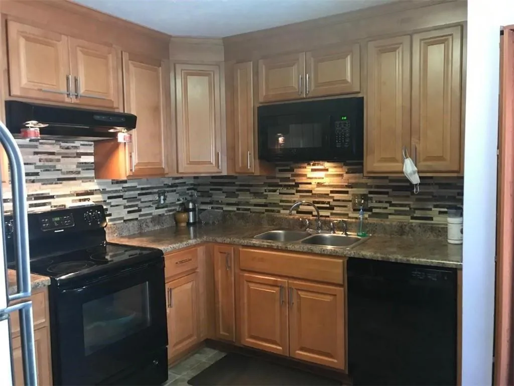 390 N River Parkway Unit D, Sandy Springs, Georgia 30350, 3 Bedrooms Bedrooms, ,2 BathroomsBathrooms,Residential,Sold,390 N River Parkway Unit D,6793009