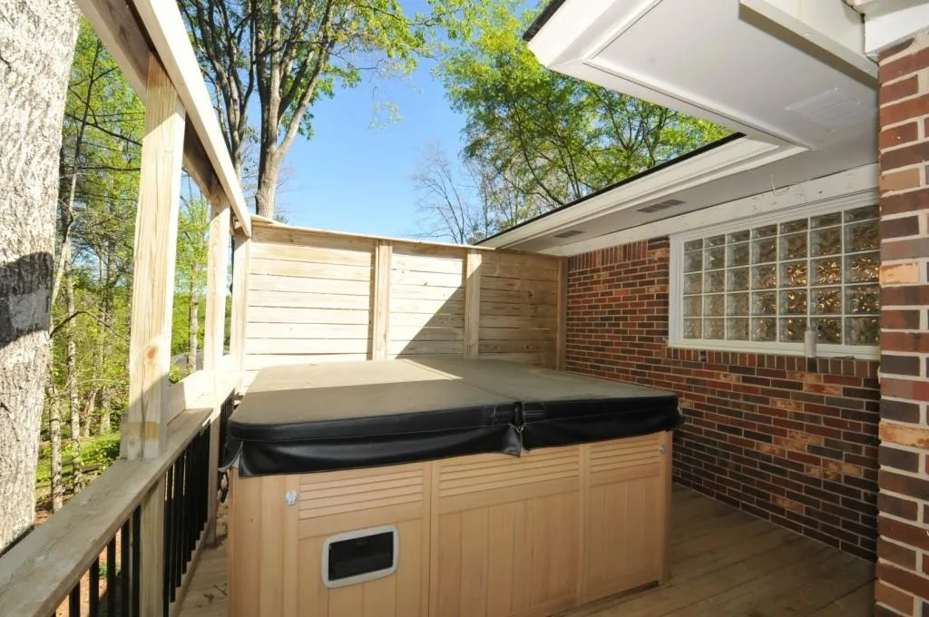 190 River Springs Drive, Sandy Springs, Georgia 30328, 3 Bedrooms Bedrooms, ,3 BathroomsBathrooms,Residential,Sold,190 River Springs Drive,5670097