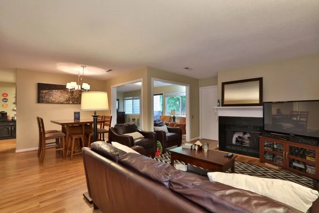 84 Dunwoody Springs Drive Unit 84, Atlanta, Georgia 30328, 3 Bedrooms Bedrooms, ,2 BathroomsBathrooms,Residential,Sold,84 Dunwoody Springs Drive Unit 84,5843259