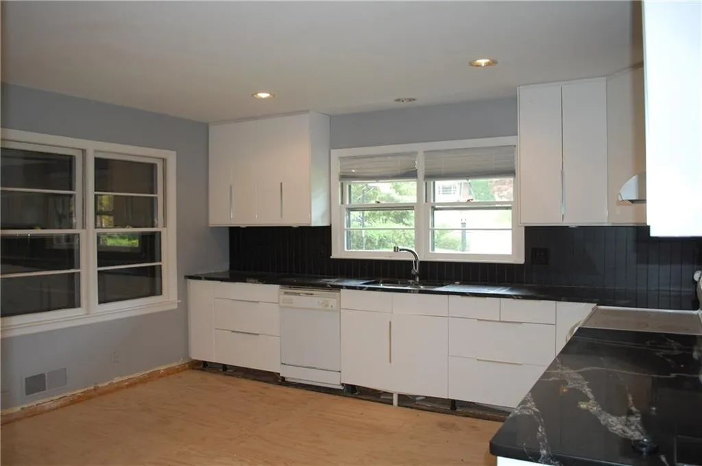 4855 Lansbury Drive, Sandy Springs, Georgia 30342, 4 Bedrooms Bedrooms, ,3 BathroomsBathrooms,Residential,Sold,4855 Lansbury Drive,6029343