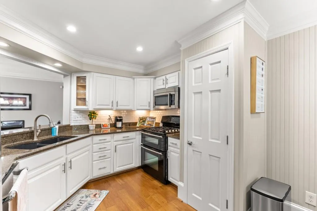 13 Dunwoody Springs Drive, Sandy Springs, Georgia 30328, 2 Bedrooms Bedrooms, ,2 BathroomsBathrooms,Residential,Sold,13 Dunwoody Springs Drive,7118705