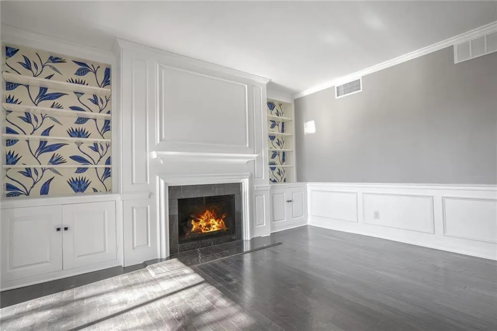 Den / Home Office / TV Room make it what you need it to be.