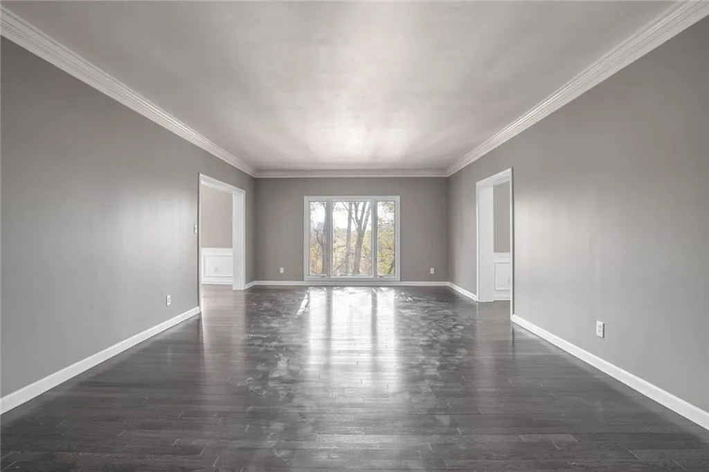 Oversized Living Room Perfect for Parties and Entertaining.