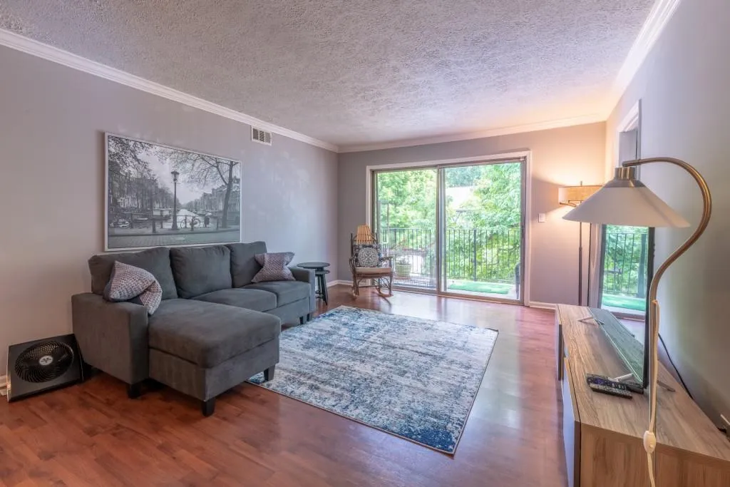 6851 Roswell Road Unit J-19, Sandy Springs, Georgia 30328, 2 Bedrooms Bedrooms, ,1 BathroomBathrooms,Residential,Sold,6851 Roswell Road Unit J-19,6908366