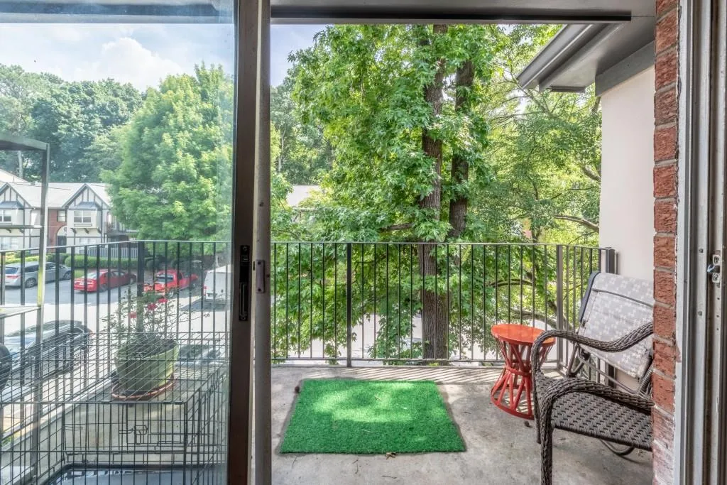 6851 Roswell Road Unit J-19, Sandy Springs, Georgia 30328, 2 Bedrooms Bedrooms, ,1 BathroomBathrooms,Residential,Sold,6851 Roswell Road Unit J-19,6908366