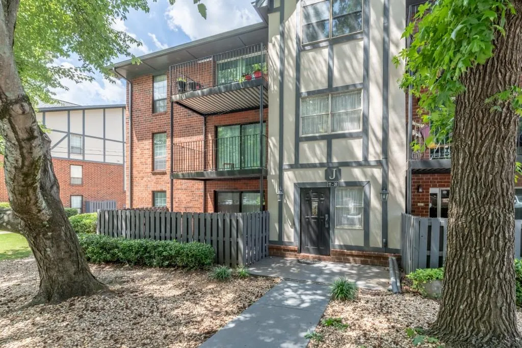 6851 Roswell Road Unit J-19, Sandy Springs, Georgia 30328, 2 Bedrooms Bedrooms, ,1 BathroomBathrooms,Residential,Sold,6851 Roswell Road Unit J-19,6908366