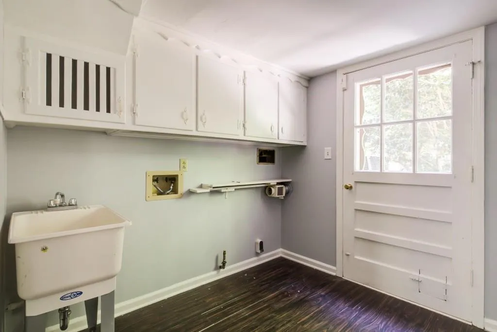 165 Devonwood Drive, Sandy Springs, Georgia 30328, 4 Bedrooms Bedrooms, ,3 BathroomsBathrooms,Residential,Sold,165 Devonwood Drive,6013714