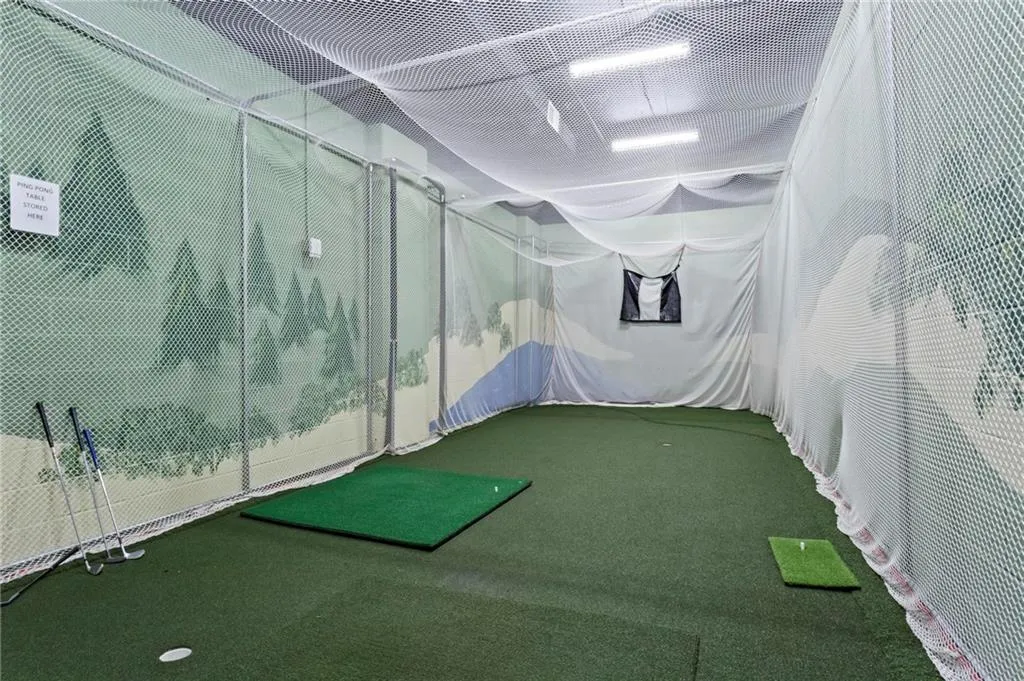Golf practice room