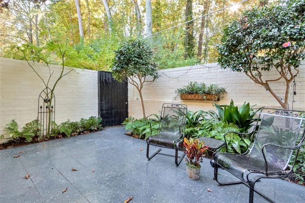 5400 Roswell Road Unit J2, Sandy Springs, Georgia 30342, 3 Bedrooms Bedrooms, ,2 BathroomsBathrooms,Residential,Sold,5400 Roswell Road Unit J2,6967833