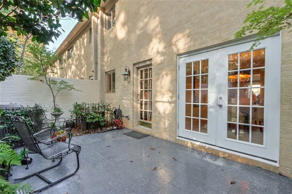 5400 Roswell Road Unit J2, Sandy Springs, Georgia 30342, 3 Bedrooms Bedrooms, ,2 BathroomsBathrooms,Residential,Sold,5400 Roswell Road Unit J2,6967833