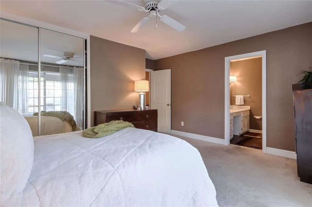 5400 Roswell Road Unit J2, Sandy Springs, Georgia 30342, 3 Bedrooms Bedrooms, ,2 BathroomsBathrooms,Residential,Sold,5400 Roswell Road Unit J2,6967833