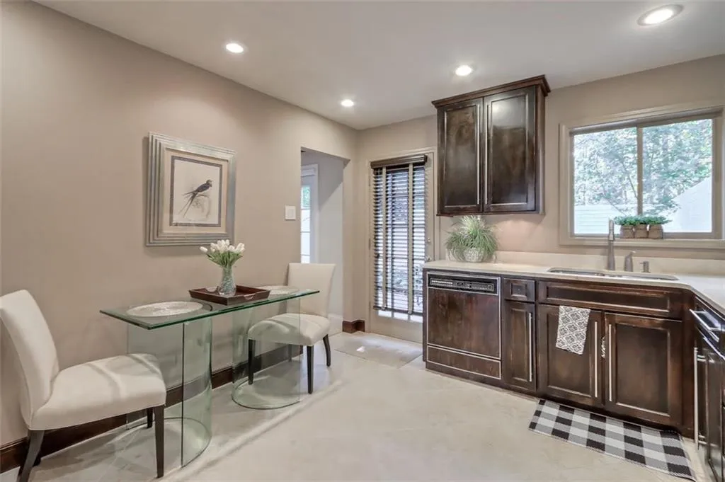 5400 Roswell Road Unit J2, Sandy Springs, Georgia 30342, 3 Bedrooms Bedrooms, ,2 BathroomsBathrooms,Residential,Sold,5400 Roswell Road Unit J2,6967833