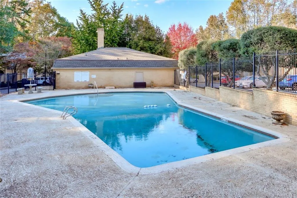 5400 Roswell Road Unit J2, Sandy Springs, Georgia 30342, 3 Bedrooms Bedrooms, ,2 BathroomsBathrooms,Residential,Sold,5400 Roswell Road Unit J2,6967833