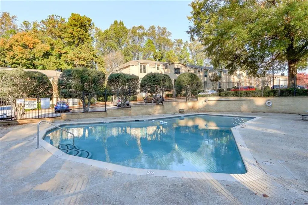 5400 Roswell Road Unit J2, Sandy Springs, Georgia 30342, 3 Bedrooms Bedrooms, ,2 BathroomsBathrooms,Residential,Sold,5400 Roswell Road Unit J2,6967833