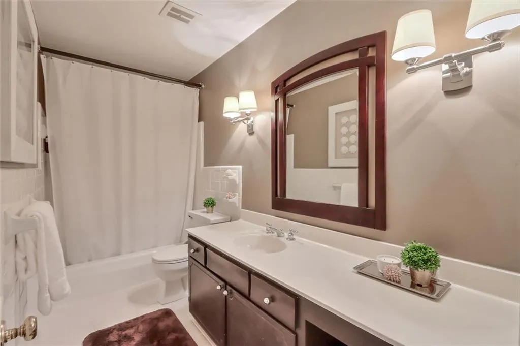 5400 Roswell Road Unit J2, Sandy Springs, Georgia 30342, 3 Bedrooms Bedrooms, ,2 BathroomsBathrooms,Residential,Sold,5400 Roswell Road Unit J2,6967833
