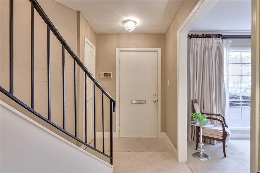 5400 Roswell Road Unit J2, Sandy Springs, Georgia 30342, 3 Bedrooms Bedrooms, ,2 BathroomsBathrooms,Residential,Sold,5400 Roswell Road Unit J2,6967833