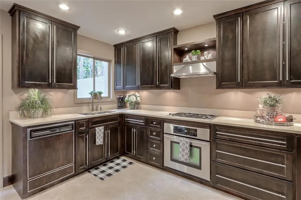 5400 Roswell Road Unit J2, Sandy Springs, Georgia 30342, 3 Bedrooms Bedrooms, ,2 BathroomsBathrooms,Residential,Sold,5400 Roswell Road Unit J2,6967833