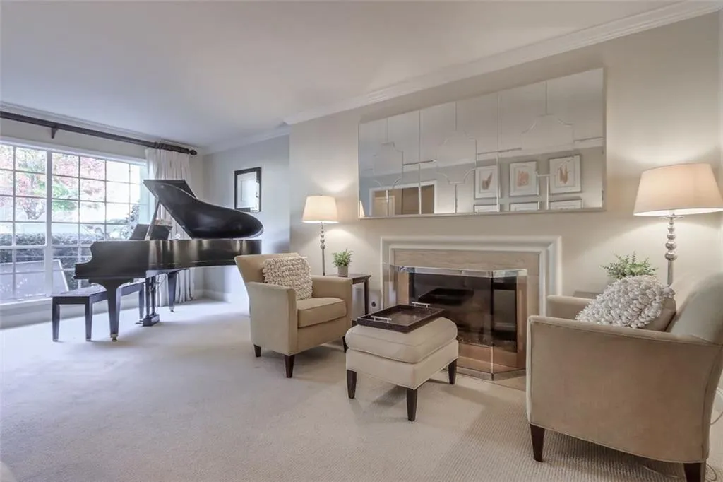 5400 Roswell Road Unit J2, Sandy Springs, Georgia 30342, 3 Bedrooms Bedrooms, ,2 BathroomsBathrooms,Residential,Sold,5400 Roswell Road Unit J2,6967833