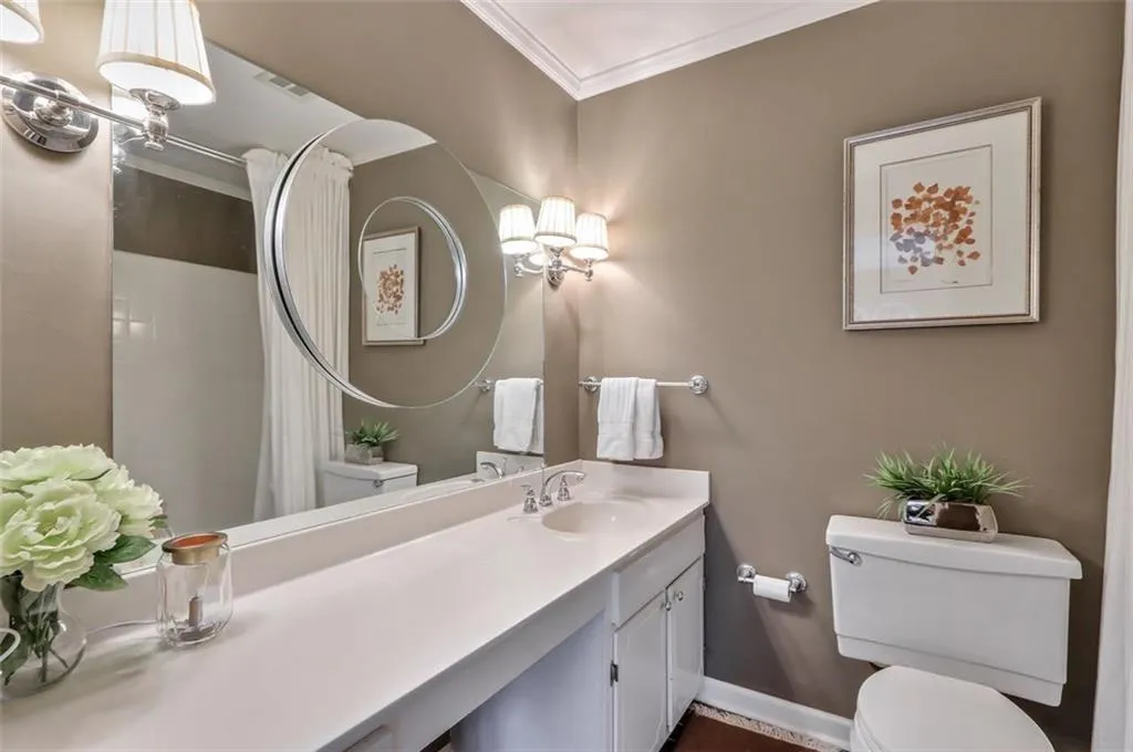 5400 Roswell Road Unit J2, Sandy Springs, Georgia 30342, 3 Bedrooms Bedrooms, ,2 BathroomsBathrooms,Residential,Sold,5400 Roswell Road Unit J2,6967833