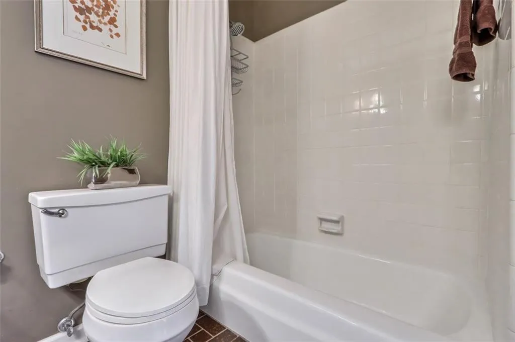 5400 Roswell Road Unit J2, Sandy Springs, Georgia 30342, 3 Bedrooms Bedrooms, ,2 BathroomsBathrooms,Residential,Sold,5400 Roswell Road Unit J2,6967833