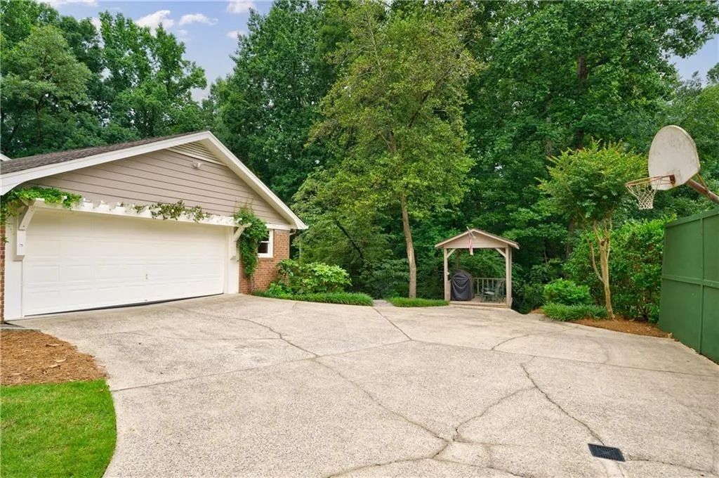 5580 Lake Island Drive, Sandy Springs, Georgia 30327, 4 Bedrooms Bedrooms, ,4 BathroomsBathrooms,Residential,Sold,5580 Lake Island Drive,7225314