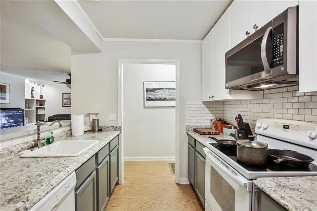 201 Barrington Hills Drive, Sandy Springs, Georgia 30350, 3 Bedrooms Bedrooms, ,2 BathroomsBathrooms,Residential,Sold,201 Barrington Hills Drive,6974305