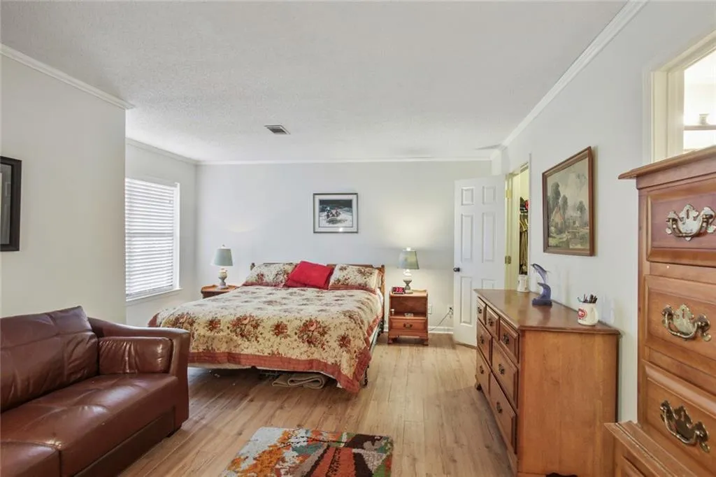201 Barrington Hills Drive, Sandy Springs, Georgia 30350, 3 Bedrooms Bedrooms, ,2 BathroomsBathrooms,Residential,Sold,201 Barrington Hills Drive,6974305