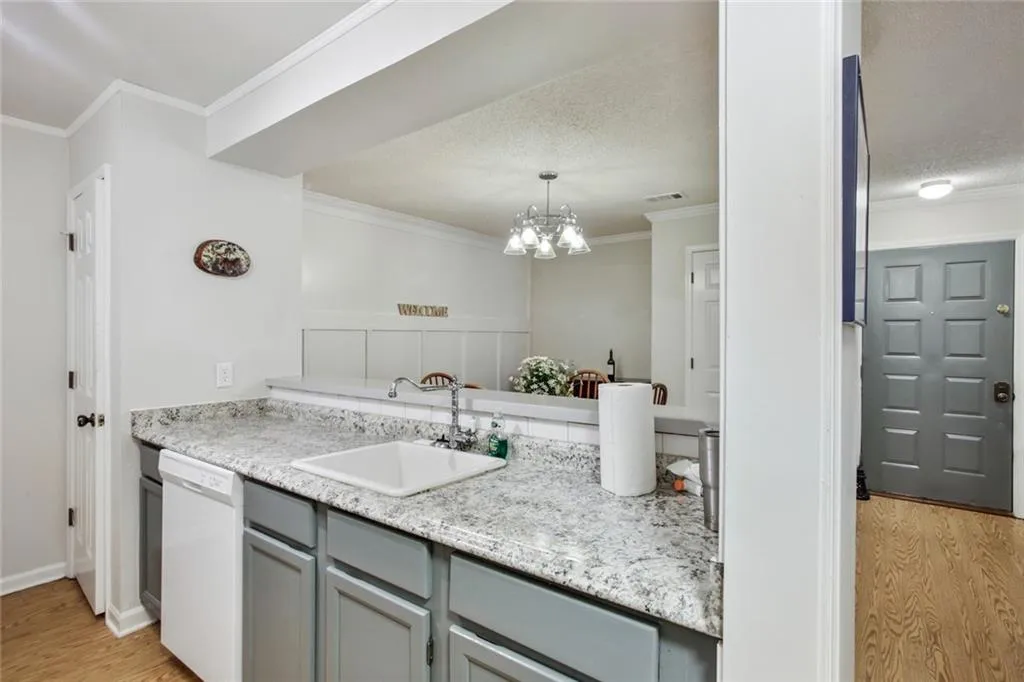 201 Barrington Hills Drive, Sandy Springs, Georgia 30350, 3 Bedrooms Bedrooms, ,2 BathroomsBathrooms,Residential,Sold,201 Barrington Hills Drive,6974305