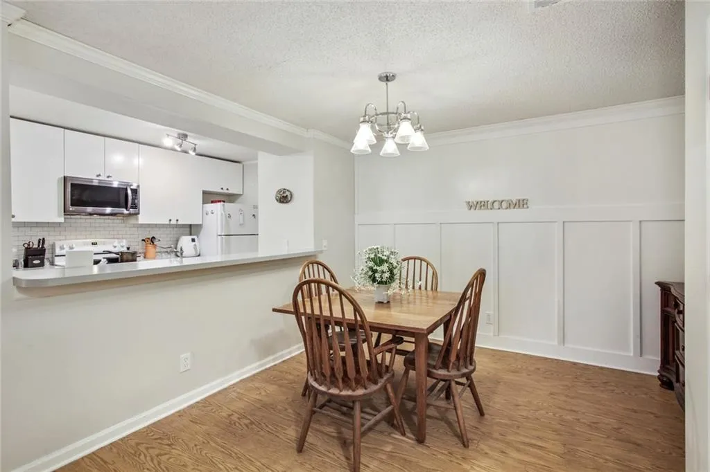 201 Barrington Hills Drive, Sandy Springs, Georgia 30350, 3 Bedrooms Bedrooms, ,2 BathroomsBathrooms,Residential,Sold,201 Barrington Hills Drive,6974305