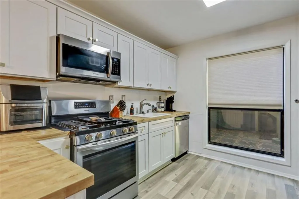 205 Woodcliff Drive Unit 205, Sandy Springs, Georgia 30350, 2 Bedrooms Bedrooms, ,2 BathroomsBathrooms,Residential,For Sale,205 Woodcliff Drive Unit 205,7713946