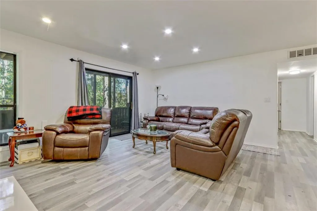 205 Woodcliff Drive Unit 205, Sandy Springs, Georgia 30350, 2 Bedrooms Bedrooms, ,2 BathroomsBathrooms,Residential,For Sale,205 Woodcliff Drive Unit 205,7713946