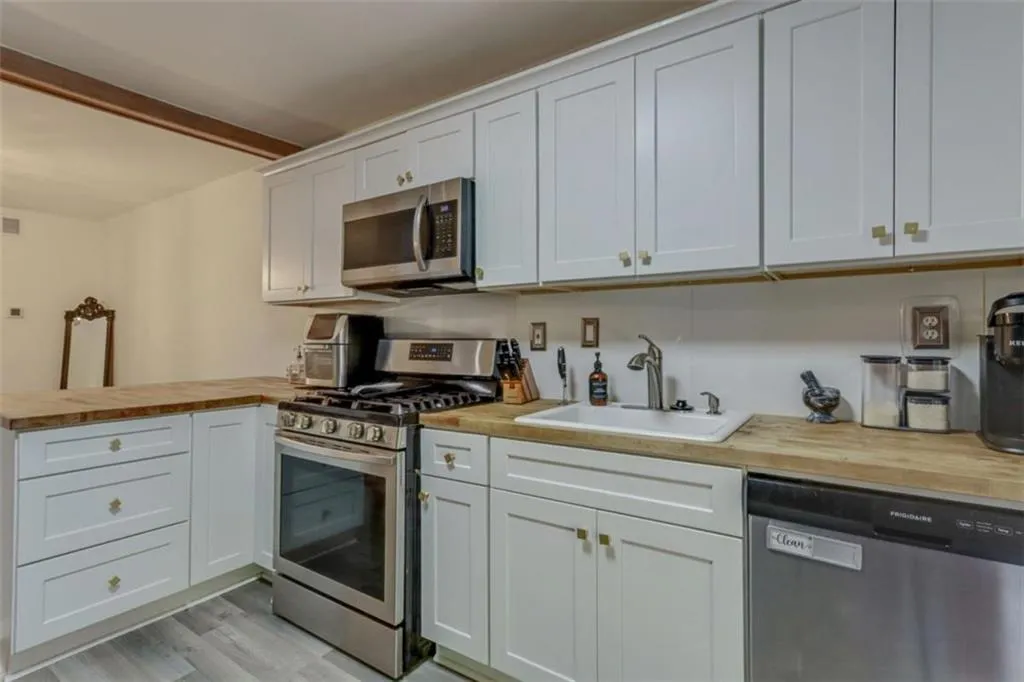 205 Woodcliff Drive Unit 205, Sandy Springs, Georgia 30350, 2 Bedrooms Bedrooms, ,2 BathroomsBathrooms,Residential,For Sale,205 Woodcliff Drive Unit 205,7713946