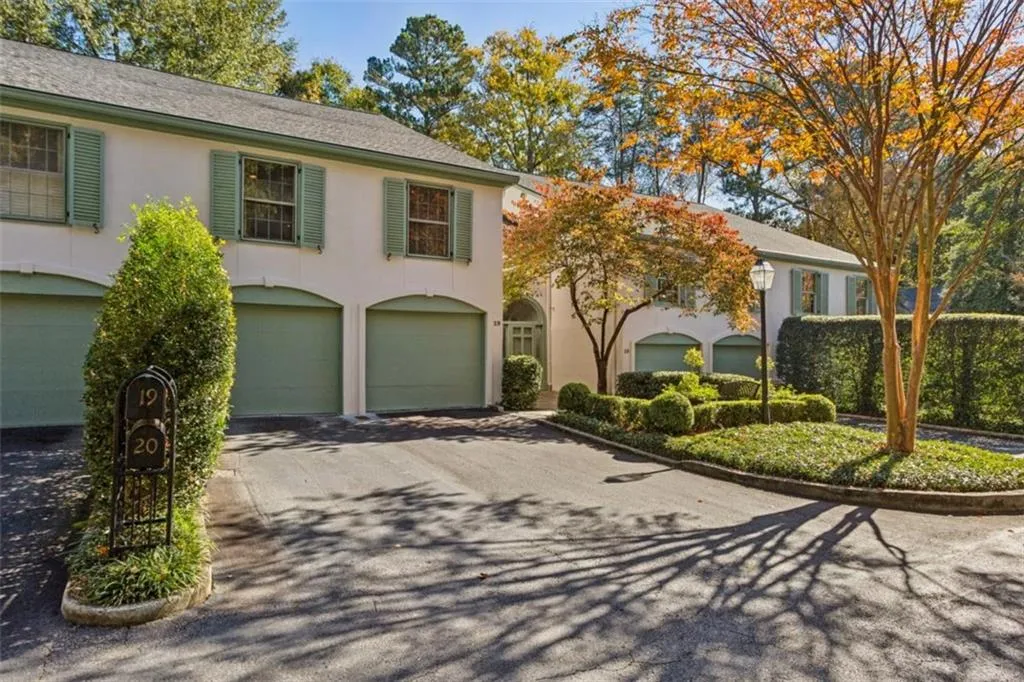 19 Mooregate Square Unit 19, Atlanta, Georgia 30327, 3 Bedrooms Bedrooms, 0 ,2 BathroomsBathrooms,Residential,Sold,19 Mooregate Square Unit 19,7740430