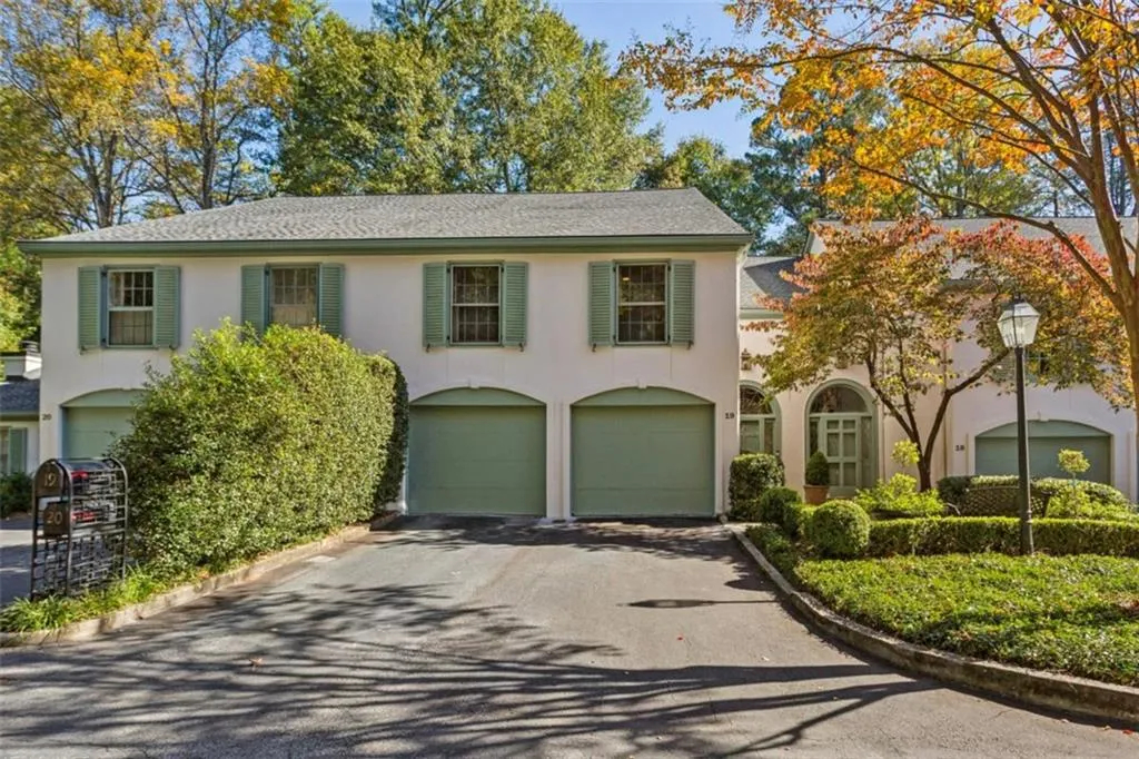 19 Mooregate Square Unit 19, Atlanta, Georgia 30327, 3 Bedrooms Bedrooms, 0 ,2 BathroomsBathrooms,Residential,Sold,19 Mooregate Square Unit 19,7740430