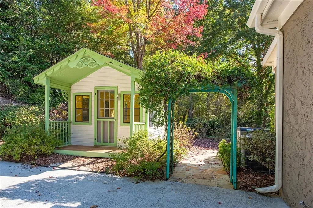 1440 N Riverside Circle, Atlanta, Georgia 30328, 5 Bedrooms Bedrooms, ,5 BathroomsBathrooms,Residential,Sold,1440 N Riverside Circle,7448017