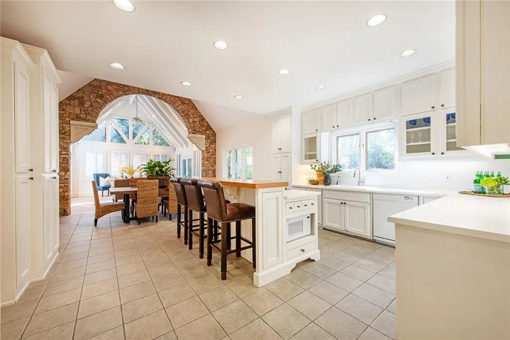 1440 N Riverside Circle, Atlanta, Georgia 30328, 5 Bedrooms Bedrooms, ,5 BathroomsBathrooms,Residential,Sold,1440 N Riverside Circle,7448017