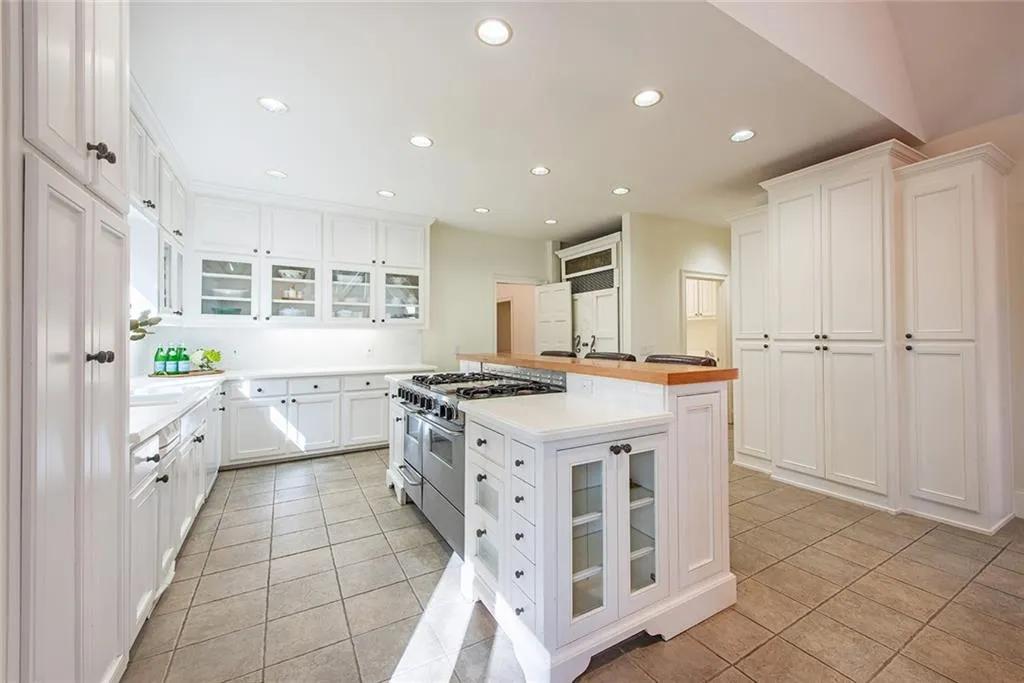 1440 N Riverside Circle, Atlanta, Georgia 30328, 5 Bedrooms Bedrooms, ,5 BathroomsBathrooms,Residential,Sold,1440 N Riverside Circle,7448017