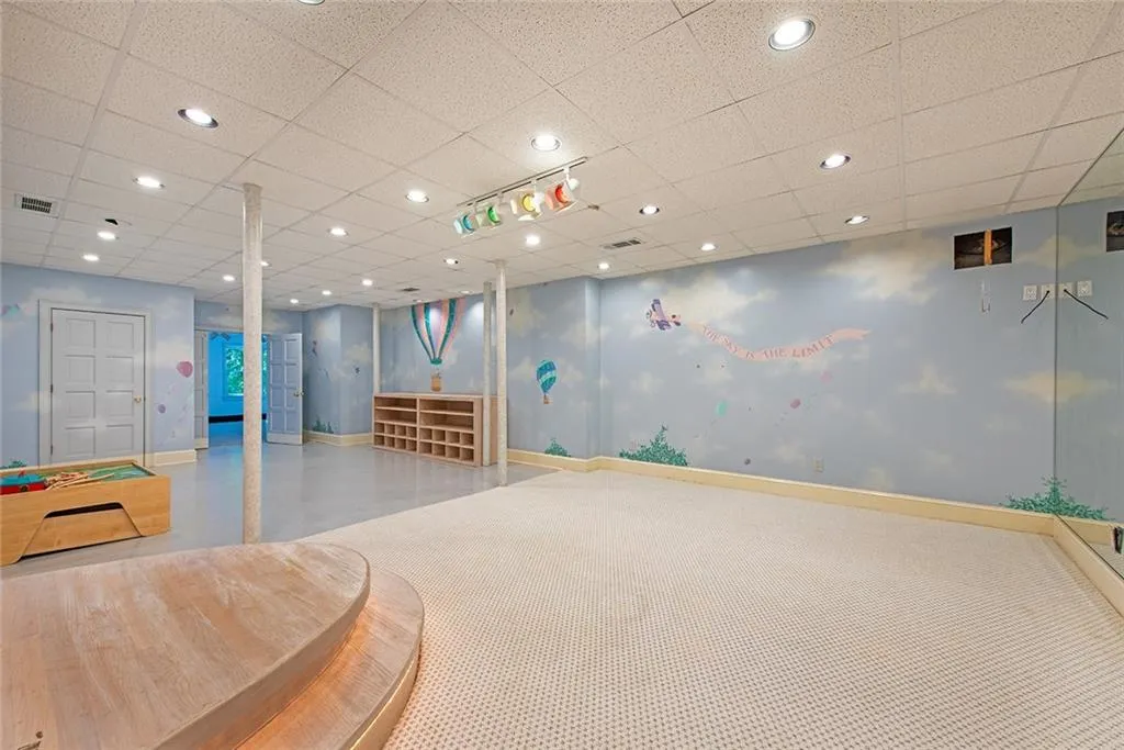 1440 N Riverside Circle, Atlanta, Georgia 30328, 5 Bedrooms Bedrooms, ,5 BathroomsBathrooms,Residential,Sold,1440 N Riverside Circle,7448017