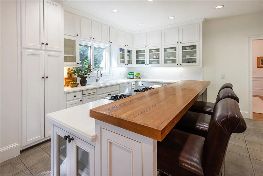 1440 N Riverside Circle, Atlanta, Georgia 30328, 5 Bedrooms Bedrooms, ,5 BathroomsBathrooms,Residential,Sold,1440 N Riverside Circle,7448017